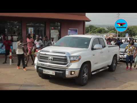 Shatta Wale’s arrival at Pig Farm for birthday presentation