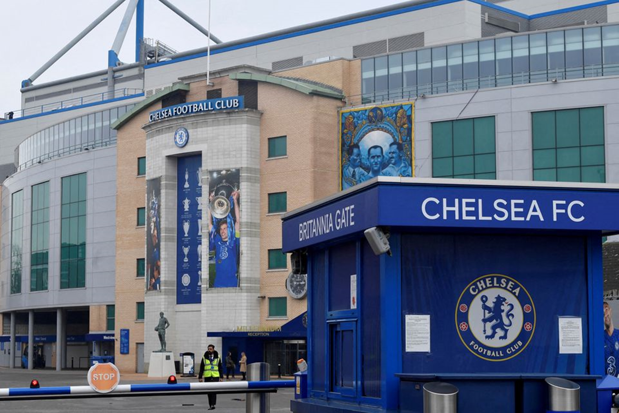 Chelsea to keep playing after Abramovich sanction, sale halted